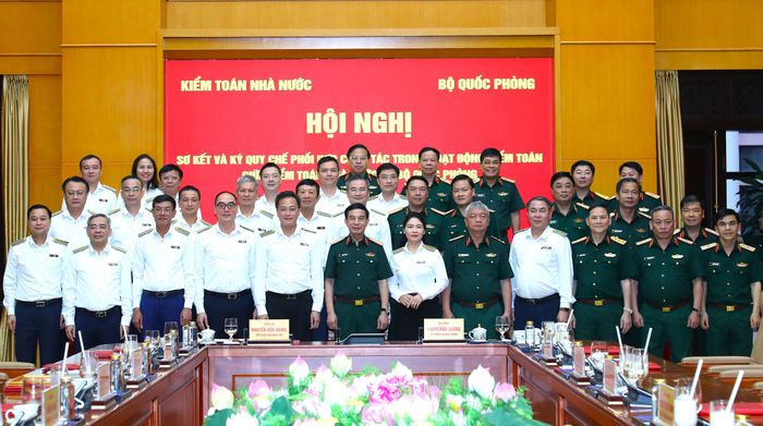 Đại biểu KTNN và Bộ Quốc phòng chụp ảnh lưu niệm. Ảnh: Hoàng Long