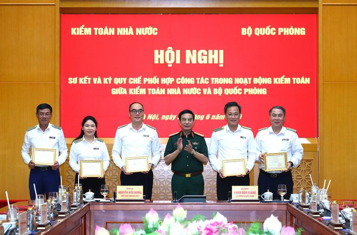 Đại tướng Phan Văn Giang - Ủy viên Bộ Chính trị, Phó Bí thư Quân ủy Trung ương, Phó Thủ tướng Chính phủ, Bộ trưởng Bộ Quốc phòng tặng Kỷ niệm “Vì sự nghiệp xây dựng Quân đội nhân dân Việt Nam” cho các đồng chí Lãnh đạo KTNN. Ảnh: Hoàng Long
