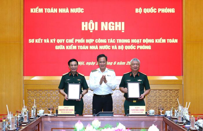 Ủy viên BCH Trung ương Đảng, Tổng Kiểm toán nhà nước Nguyễn Hữu Nghĩa tặng Kỷ niệm chương “Vì sự nghiệp KTNN” cho Lãnh đạo Bộ Quốc phòng đã có công lao đóng góp cho sự nghiệp xây dựng và phát triển KTNN. Ảnh: Hoàng Long