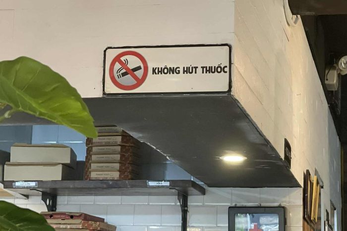 Các nhà hàng, khách sạn thường bố trí các biển báo “Cấm hút thuốc” ở một số khu vực. Ảnh minh họa: S.T