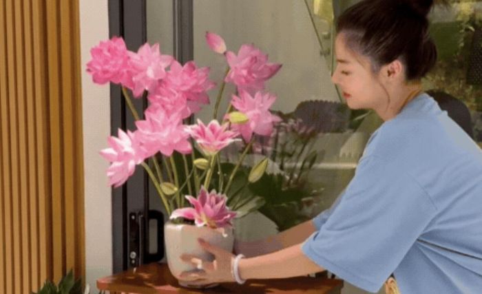 Lona Kiều Loan cũng chọn loại hoa hao hao với Ngọc Loan. Ảnh chụp màn hình
