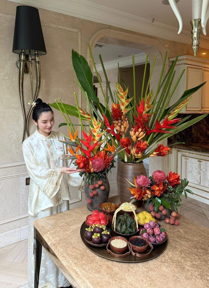 Ngọc Loan nhiều lần dẫn đầu đường đua hội "phú bà" đảm đang, khéo léo.