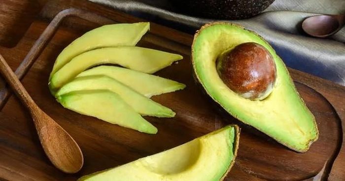 Chất béo không bão hòa đơn, đặc biệt là axit oleic trong bơ, được cho là giúp giảm viêm và hỗ trợ kiểm soát cholesterol. Ảnh minh họa