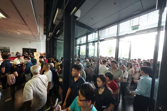 Ngay khi cửa ban quản lý mở làn, dòng người hối hả tiến vào không gian trưng bày phía trong tòa nhà. (Ảnh: Báo An Ninh Thủ đô).