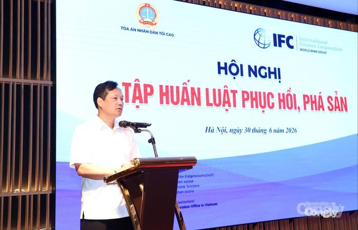 Đồng chí Nguyễn Văn Tiến, Ủy viên Ban Thường vụ Đảng ủy, Phó Chánh án TANDTC phát biểu Hội nghị.