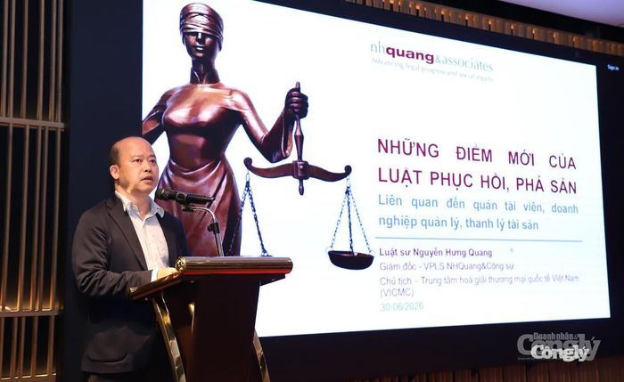 Ông Nguyễn Hưng Quang, Trưởng Văn phòng Luật sư NHQuang và Cộng sự, đại diện Quản tài viên, trình bày về những điểm mới của Luật Phục hồi, phá sản.