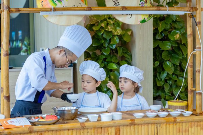 Phụ huynh có thể cho trẻ tham gia lớp nấu ăn tại homestay, resort