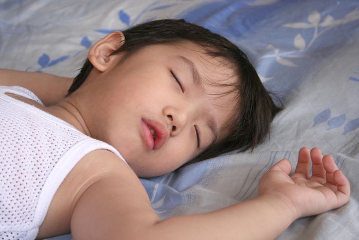 Hormone tăng trưởng được cơ thể tiết ra nhiều nhất khi trẻ ngủ sâu vào ban đêm