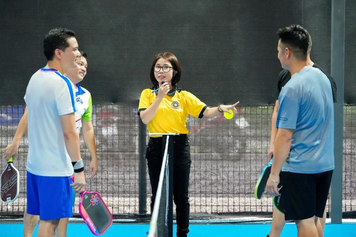 Trọng tài phổ biến và điều hành trận đấu giữa các cặp vận động viên ngay từ những lượt thi đấu đầu tiên của vòng bảng.