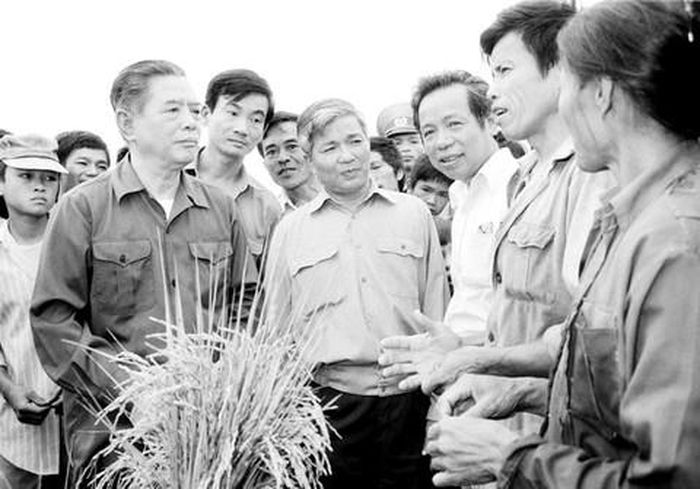 Tổng Bí thư Nguyễn Văn Linh về thăm và nói chuyện với bà con nông dân HTX Tùng Phong, huyện Đức Thọ, Hà Tĩnh, tháng 5/1990