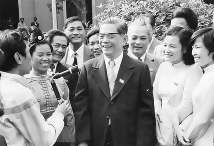 Tổng Bí thư Nguyễn Văn Linh với các đại biểu dự Đại hội Đảng lần thứ VI - Đại hội Đổi mới của Việt Nam, diễn ra tại Hà Nội, từ ngày 15-18/12/1986