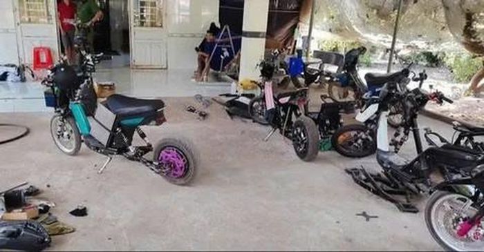 Công an kiểm tra một "lò độ” xe điện