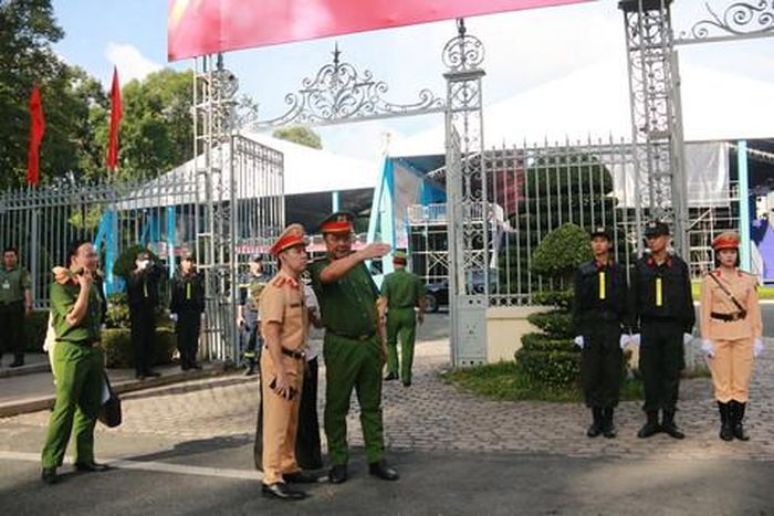 Đại tá Nguyễn Đình Dương - Phó Giám đốc Công an TPHCM đến kiểm tra công tác đảm bảo an ninh và phân luồng giao thông