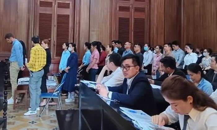 Các bị cáo và luật sư bào chữa tại tòa