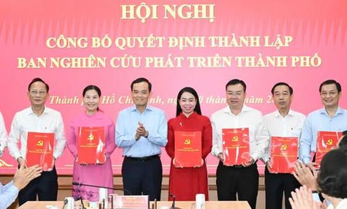 Bí thư THành ủy TPHCM Trần Lưu Quang trao quyết định cho các thành viên của Ban