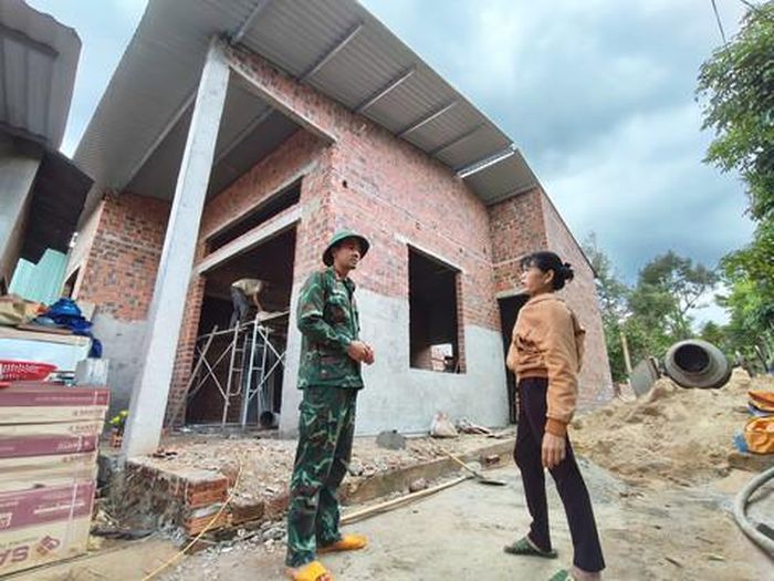 Được bộ đội giúp sức, nhà của chị Dương Thị Thành (xã Ia Phí, Gia Lai) sắp hoàn thành