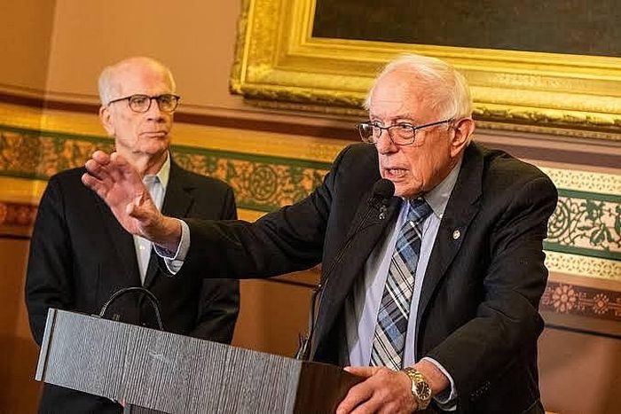 Dự luật do Thượng nghị sĩ Peter Welch đề xuất và Thượng nghị sĩ Bernie Sanders đồng bảo trợ