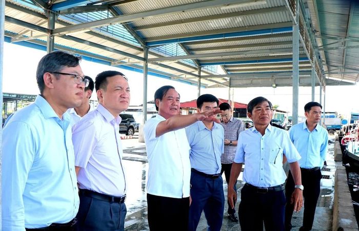 Thứ trưởng Võ Văn Hưng cùng đoàn công tác Bộ Nông nghiệp và Môi trường khảo sát cá động lực của Trung tâm nghề cá lớn Khánh Hòa. Ảnh: KS.
