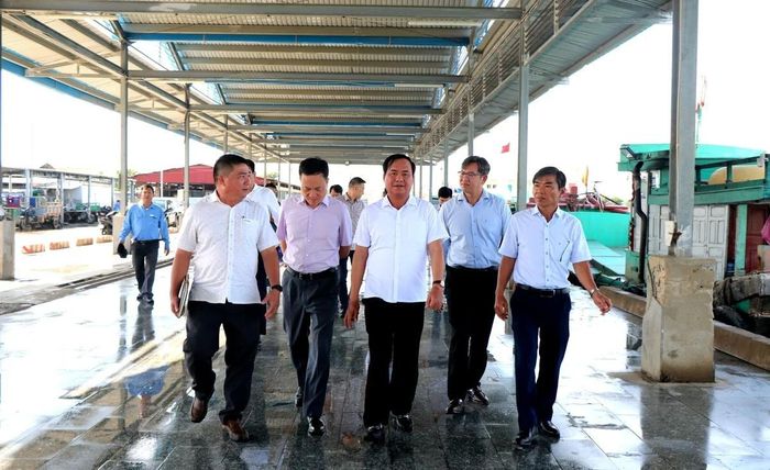 Thứ trưởng Võ Văn Hưng cùng đoàn công tác Bộ Nông nghiệp và Môi trường khảo sát cá động lực của Trung tâm nghề cá lớn Khánh Hòa. Ảnh: KS.