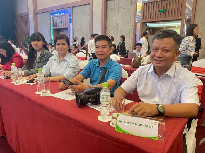  Cơ quan báo chí tham dự sự kiện, ngồi tại khu vực dành riêng cho truyền thông, ghi nhận và theo dõi chương trình.