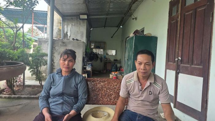 Vợ chồng ông thắng và bà Yến trao đổi với phóng viên
