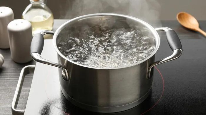 Nước nóng có khả năng rửa trôi những vết mở đóng bánh lên mặt bếp. (Ảnh: Yahoo) 