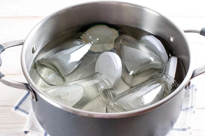 Ngâm trong nước nóng giúp đồ thủy tinh lấy lại vẻ sáng bóng. (Ảnh: CleanTips)
