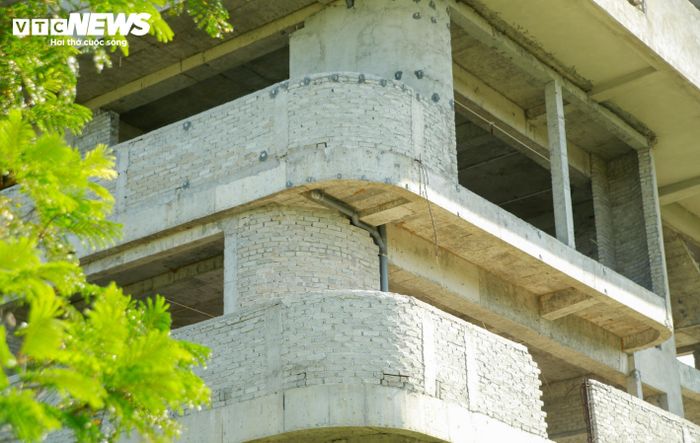 Cũng theo ghi nhận, một số hạng mục kỹ thuật của tòa nhà được triển khai, trong đó hệ thống phòng cháy chữa cháy và đường ống cấp thoát nước cơ bản được lắp đặt, đấu nối.