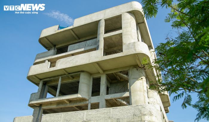 Tháng 12/2023, liên danh Công ty CP Đầu tư phát triển xây dựng Công Thành - Công ty TNHH TM Hoàng Nhật Phát được lựa chọn trúng thầu với giá gần 34,6 tỷ đồng. Theo hợp đồng ký kết, thời gian thực hiện kéo dài đến ngày 30/6/2025. Thế nhưng quá trình triển khai của các liên danh nhà thầu không đạt yêu cầu tiến độ.
