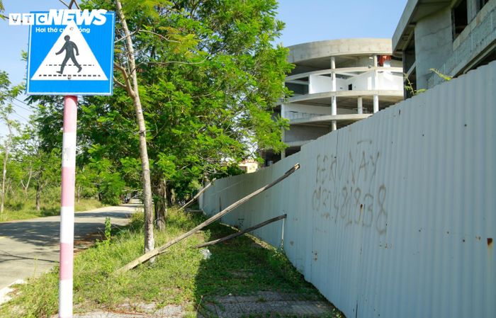 Trong khi đó, khu vực thực hiện dự án được dùng tôn quây kín, cỏ dại mọc um tùm. Do sợ các mái tôn có thể bị đổ, các đơn vị liên quan phải sử dụng các cột gỗ để gia cố. 