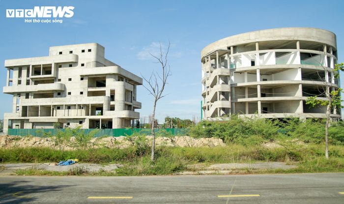 Đến thời điểm chấm dứt hợp đồng, chủ đầu tư giải ngân gần 18,68 tỷ đồng, tương đương khoảng 54% giá trị hợp đồng. Trong số này, hơn 70% là giá trị khối lượng hoàn thành được nghiệm thu, phần còn lại là tiền tạm ứng. Hai doanh nghiệp tham gia liên danh cũng bị xử phạt do vi phạm tiến độ, công khai thông tin trên Hệ thống mạng đấu thầu quốc gia và bị tịch thu hơn 1 tỷ đồng tiền bảo lãnh thực hiện hợp đồng. (Tòa nhà dự án bên trái).