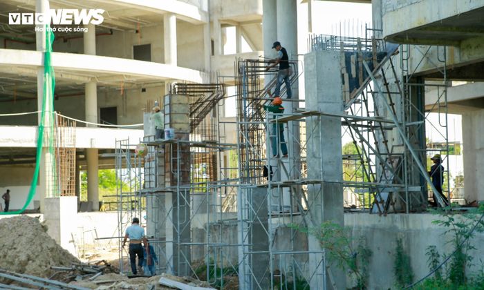 Lần ghi nhận mới đây nhất (26 - 28/6) trong khuôn viên dự án chỉ có khoảng trên dưới 10 người đang thực hiện làm thép đổ cột trụ bê tông phía bên ngoài tòa nhà.