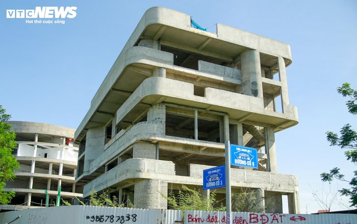 Được biết, dự án xây dựng tòa nhà kể trên được phê duyệt vào năm 2021 và điều chỉnh vào năm 2025. Công trình được xây dựng tại (phường Thanh Thủy, TP Huế) với diện tích 3.569 m2, do Trung tâm Công nghệ Thông tin TP Huế làm chủ đầu tư với tổng mức đầu tư khoảng 50,5 tỷ đồng.