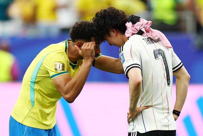 Matheus Cunha chia sẻ cảm xúc với Tanaka.