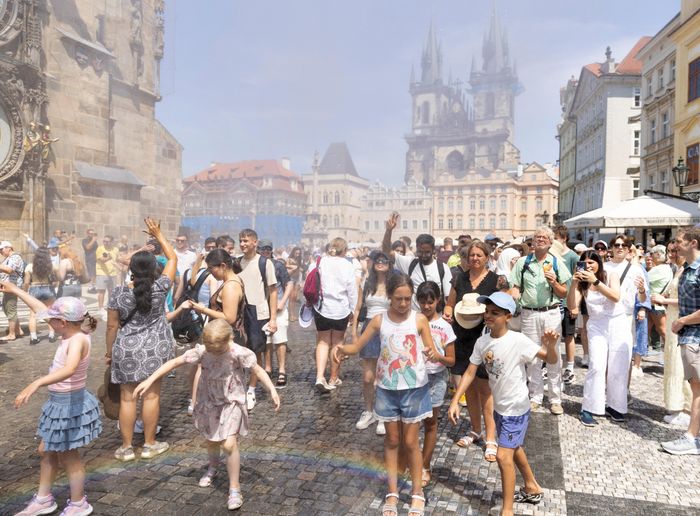 Người dân giải nhiệt tại đài phun nước ở Prague. Ảnh: Reuters