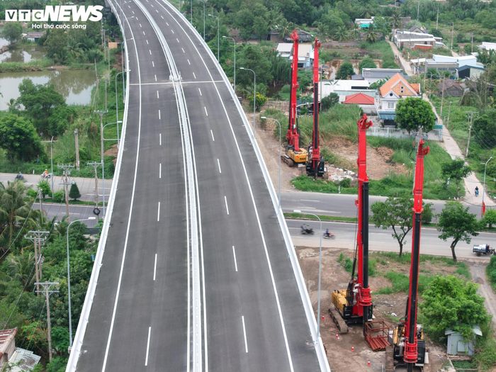 Dự án được thiết kế theo mô hình nút giao đa tầng phức hợp, lần đầu tiên áp dụng tại Việt Nam. Theo đánh giá của các chuyên gia quy hoạch, tiêu chuẩn kỹ thuật của công trình tương đương các hệ thống giao thông hiện đại tại Singapore và Hàn Quốc.
