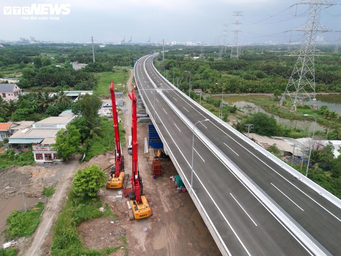 Đáng chú ý, trên tuyến cao tốc Bến Lức - Long Thành sẽ xây dựng bổ sung một đơn nguyên bên phải nhằm hoàn thiện quy mô 8 làn xe theo quy hoạch, cho phép phương tiện lưu thông với tốc độ thiết kế 100 km/h. Sau khi hoàn thành, dự án sẽ hình thành trục giao thông hướng tâm mới kết nối trung tâm TP.HCM với các xã Bình Khánh, Tam Thôn Hiệp, An Thới Đông, Lý Nhơn và Long Hòa.