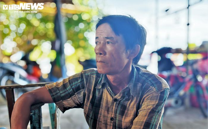 Ông Lê Văn Ngà (47 tuổi) trú phường Quy Nhơn Đông, tỉnh Gia Lai), là một trong những người trông coi ghe tại vị trí hỏa hoạn chia sẻ: "Mọi thứ diễn ra quá nhanh, gió thổi mạnh như tạt thêm dầu vào lửa. Nhiều chủ ghe tàu ở xa, còn chúng tôi chỉ biết chạy thoát thân chờ cứu hộ đến chứ không thể di dời tàu đi nơi khác. Nhìn hơn chục con tàu của bà con cháy rụi mà tim gan tôi như thắt lại"