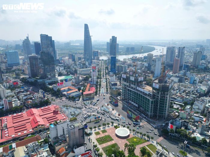 Trong khi đó, khu vực chợ Bến Thành - biểu tượng lâu đời của thành phố - tiếp tục ghi nhận những thay đổi lớn. Sau hơn một thế kỷ kể từ khi được xây dựng, không gian quanh chợ nay gắn với nhà ga trung tâm của tuyến Metro số 1 cùng nhiều công trình hiện đại, tạo nên diện mạo mới nhưng vẫn lưu giữ những giá trị lịch sử vốn có.