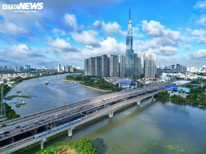 Nếu bến Bạch Đằng ghi dấu sự chuyển mình của khu vực trung tâm thì Tân Cảng là minh chứng rõ nét cho quá trình thay đổi không gian đô thị của TP.HCM.