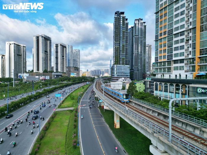 Một dấu mốc quan trọng khác là tuyến Metro số 1 (Bến Thành - Suối Tiên) dài 19,7 km với 14 nhà ga chính thức đưa vào vận hành cuối năm 2024. Đây là tuyến đường sắt đô thị đầu tiên của TP.HCM, mở ra bước phát triển mới cho hệ thống giao thông công cộng, đồng thời tạo động lực thúc đẩy phát triển kinh tế và giảm áp lực ùn tắc giao thông.