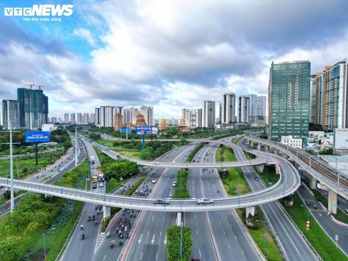 Không chỉ thay đổi về kiến trúc, hệ thống hạ tầng giao thông của thành phố cũng có bước phát triển vượt bậc. Xa lộ Hà Nội - tuyến đường huyết mạch kết nối trung tâm TP.HCM với khu vực phía Đông - từng chỉ là con đường hai làn xe vào những năm 1970. Sau hơn nửa thế kỷ, tuyến đường đã được mở rộng lên 8-10 làn xe, bổ sung nhiều cầu vượt, hầm chui và các nút giao hiện đại, góp phần nâng cao năng lực kết nối vùng.