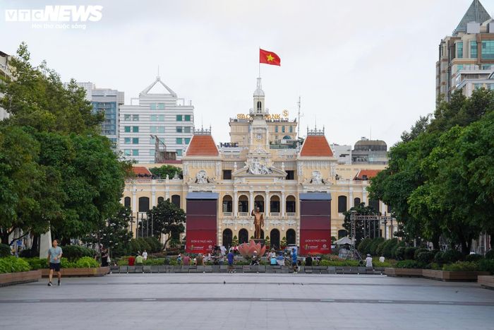 Dù thay đổi mạnh mẽ, nhiều công trình kiến trúc có tuổi đời hơn một thế kỷ vẫn được gìn giữ, tiếp tục là biểu tượng của thành phố như trụ sở UBND TP.HCM, chợ Bến Thành, Nhà hát Thành phố, Nhà thờ Đức Bà và Bưu điện Thành phố.