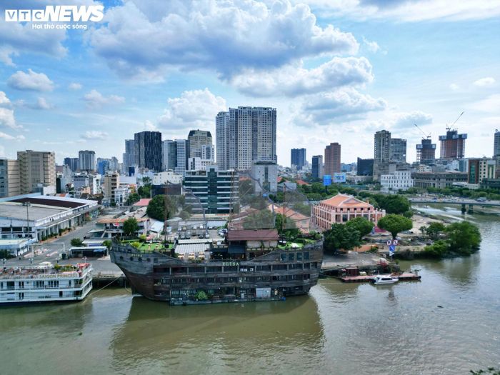 Khu vực ven sông Sài Gòn cũng tiếp tục được đầu tư với nhiều dự án trọng điểm. Cuối tháng 3/2025, TP.HCM khởi công dự án cầu đi bộ qua sông Sài Gòn. Đồng thời, dự án cải tạo, chỉnh trang Bảo tàng Hồ Chí Minh - Chi nhánh TP.HCM tại Bến Nhà Rồng cũng đang được triển khai.
