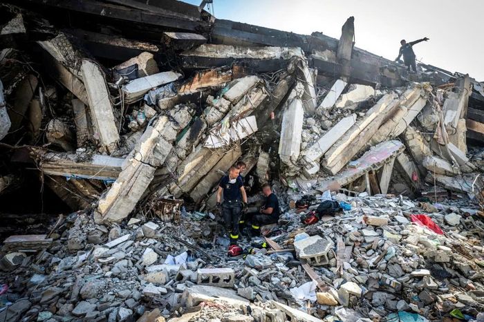 Lực lượng cứu hộ đang tìm kiếm trong tòa nhà bị hư hại. (Ảnh: Reuters)