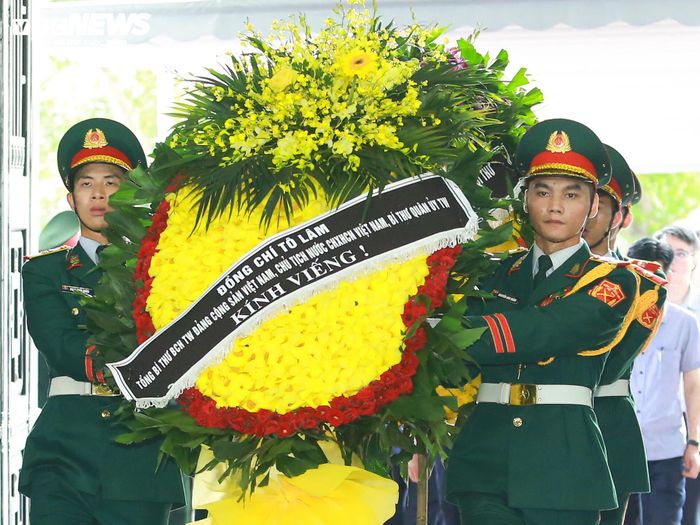 Tổng Bí thư, Chủ tịch nước Tô Lâm gửi vòng hoa kính viếng Đại tá, Anh hùng Lực lượng vũ trang Nhân dân La Văn Cầu.