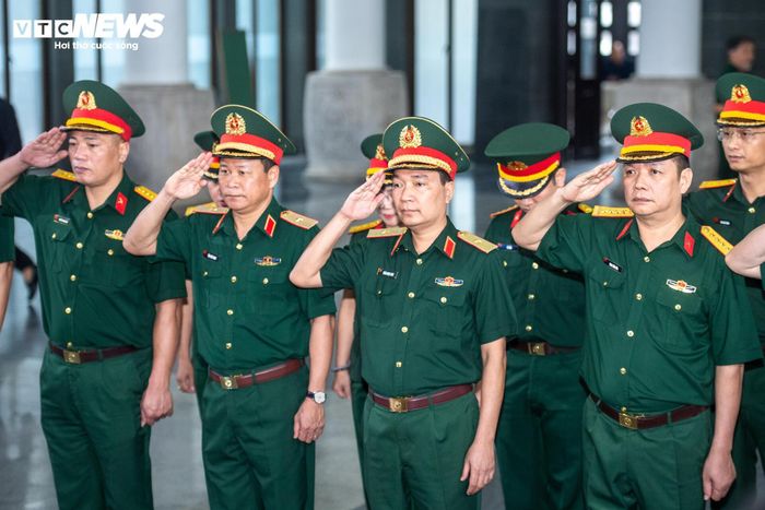 Đoàn Tổng cục Chính trị, Quân đội Nhân dân Việt Nam viếng Anh hùng La Văn Cầu.
