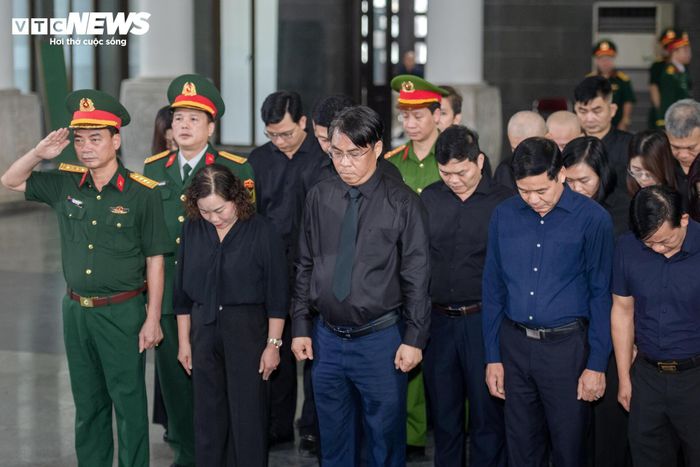 Đoàn đại biểu Tỉnh ủy, HĐND, UBND, Ủy ban MTTQ Việt Nam tỉnh Cao Bằng do Ủy viên Trung ương Đảng, Bí thư Tỉnh ủy, Chủ tịch HĐND tỉnh Phan Thăng An làm trưởng đoàn đến viếng, dâng hương, tưởng niệm Anh hùng Lực lượng vũ trang Nhân dân La Văn Cầu.