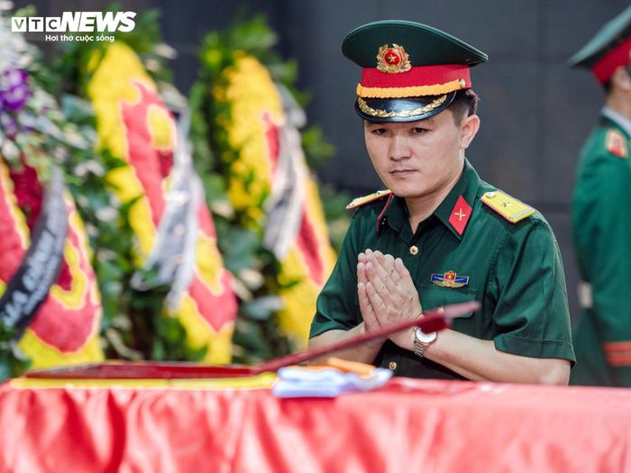 Đồng đội, người thân, bạn bè cùng những thế hệ đi sau tiễn biệt Đại tá La Văn Cầu.