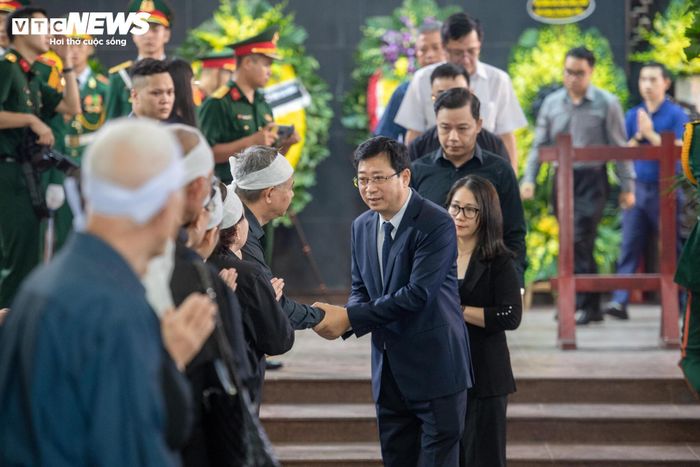 Đại diện các cơ quan, đơn vị chia buồn cùng gia quyến Đại tá, Anh hùng Lực lượng vũ trang Nhân dân La Văn Cầu.
